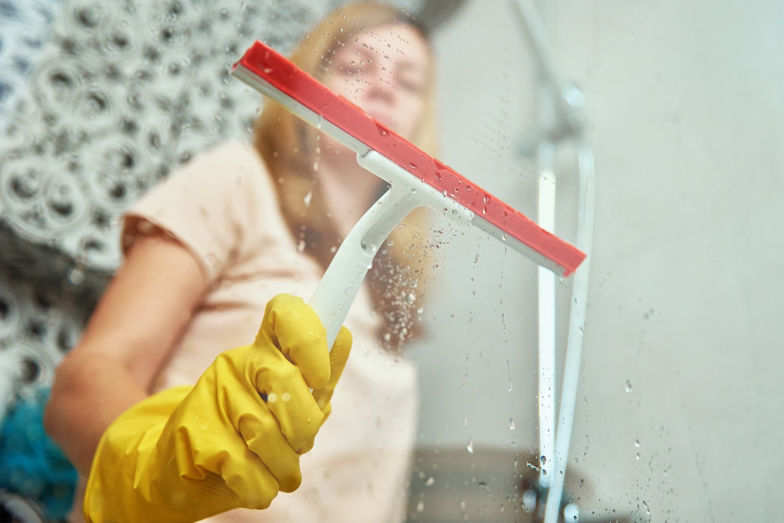 Dusche nach dem Duschen mit Abzieher trocknen