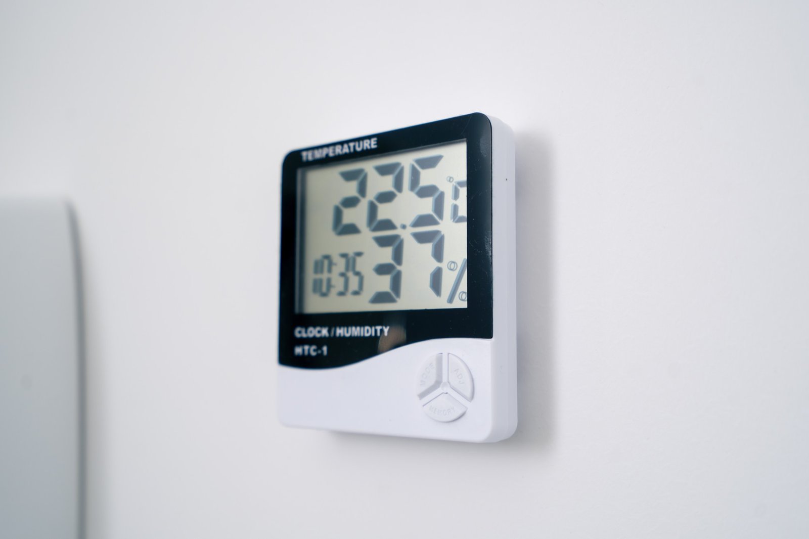 Hygrometer zur Feuchtigkeitsmessung im Badezimmer