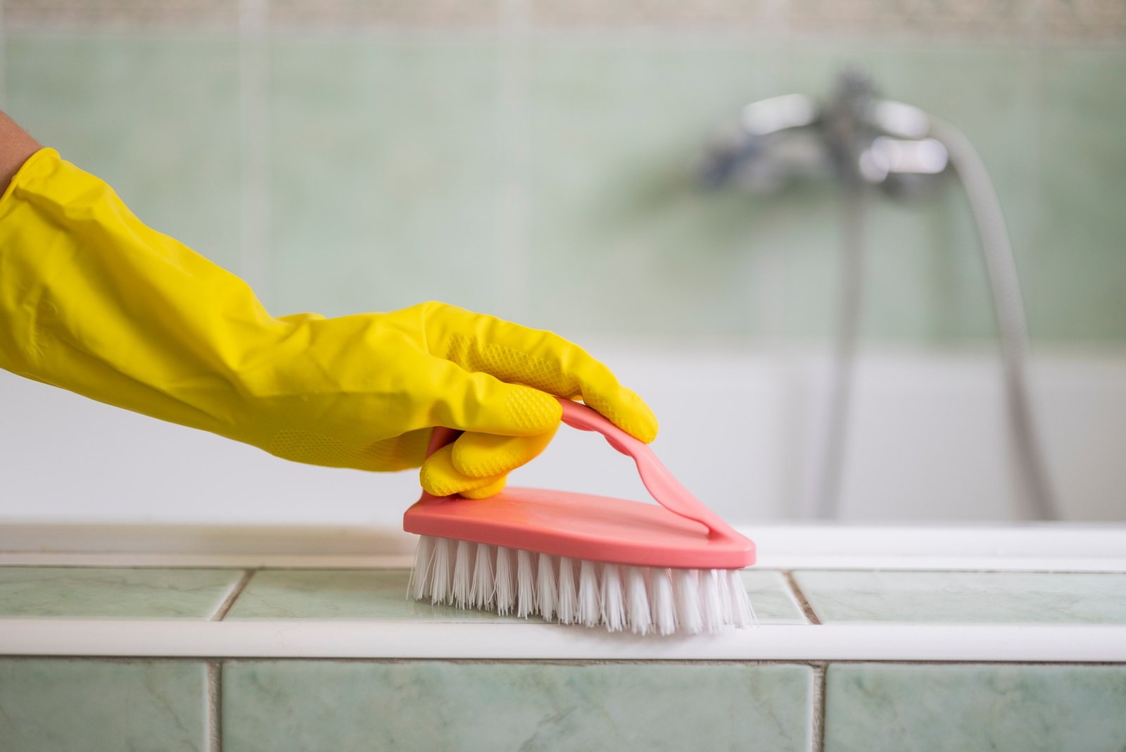 Dusche reinigen und Schimmel entfernen