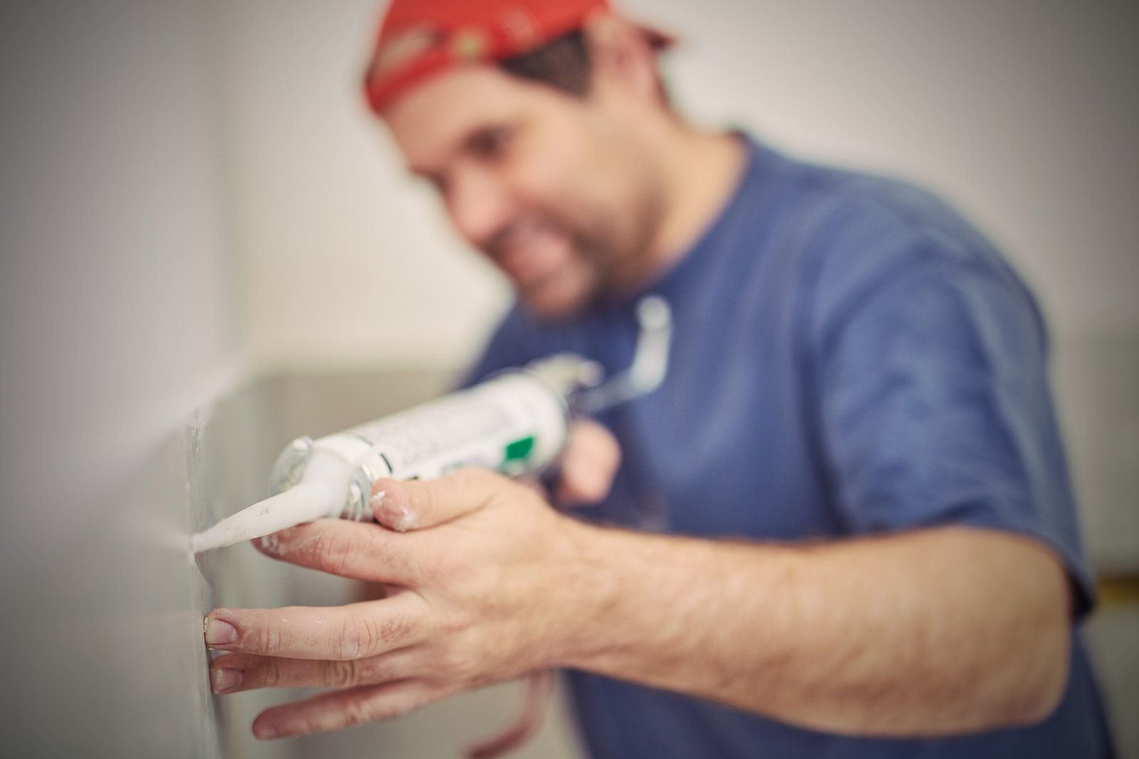 Silikonfuge in der Dusche mit Schimmelbefall