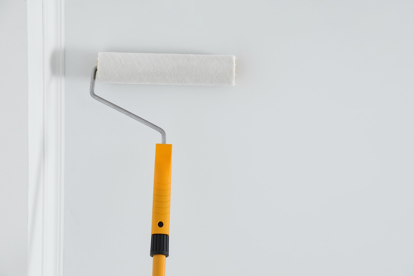 Wand im Badezimmer wird mit Schutzfarbe gestrichen