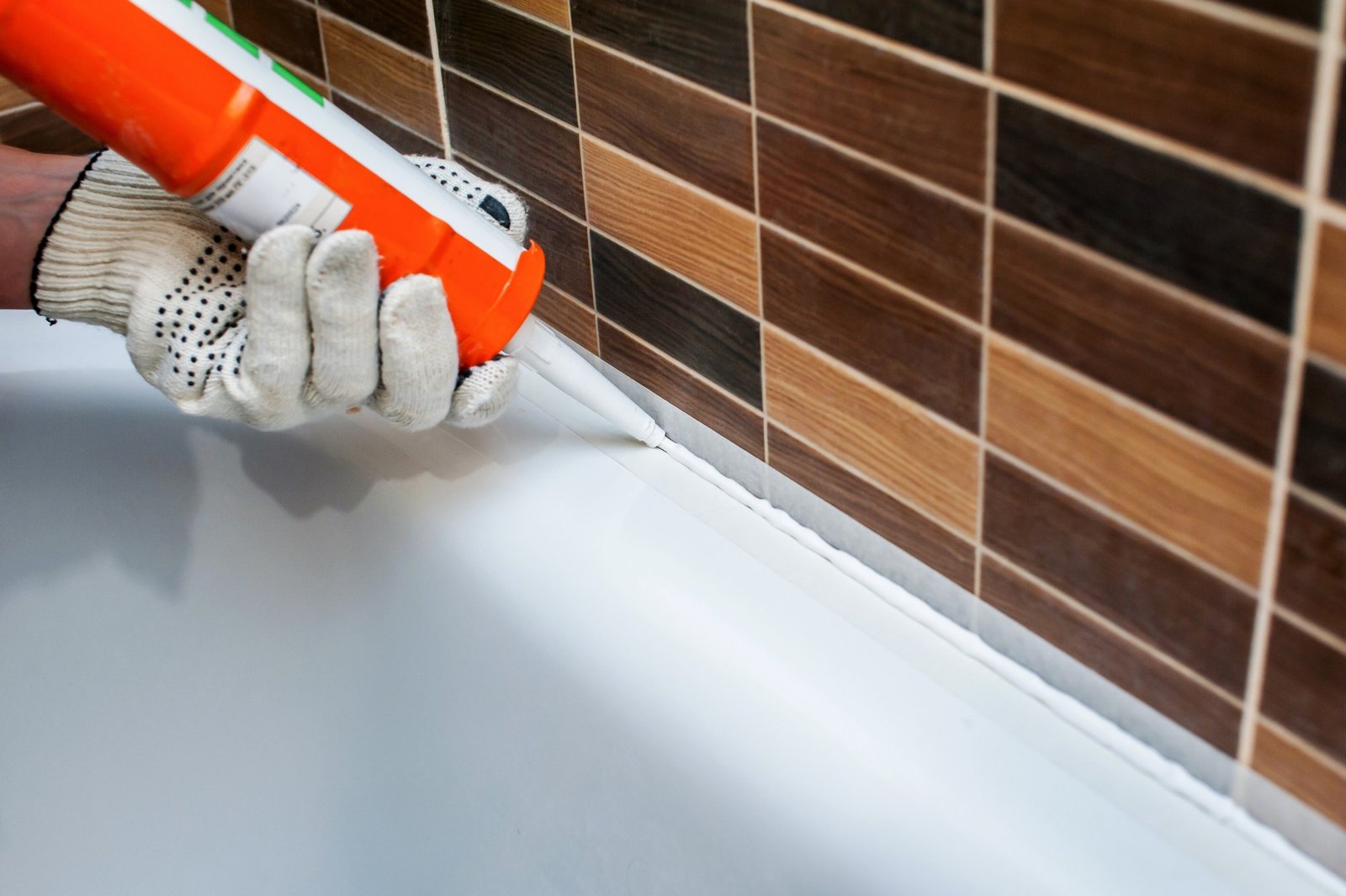 Silikonfuge in der Dusche wird erneuert